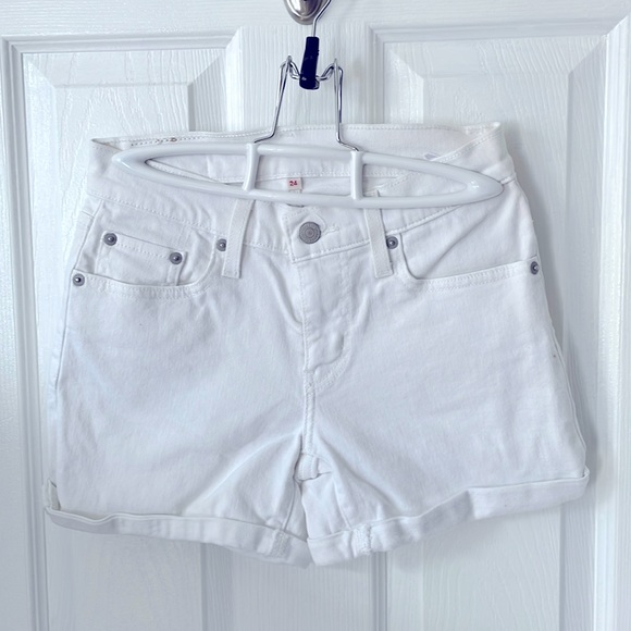 White Levi’s Shorts - Picture 1 of 2